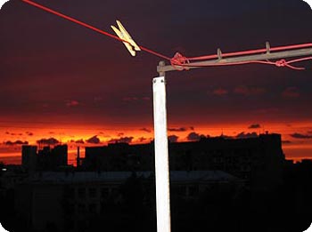 Waescheleine, Waescheklammer vor rotem Abendhimmel