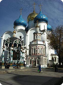 Kirche mit Zwiebeltuermen in Sergijew Posad