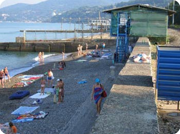 Badegaeste am Kies-Strand