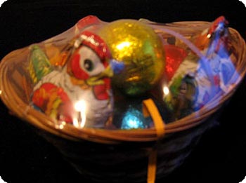 Osternest mit Huhn und Schoko-Eiern