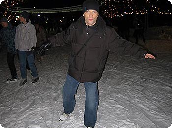 Schlittschuhlaeufer auf Eisbahn