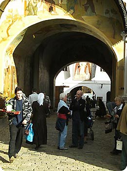 Menschen stehen in Toreinfahrt