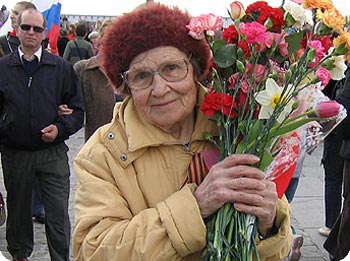 Freundliche Weltkriegsveteranin mit Blumen