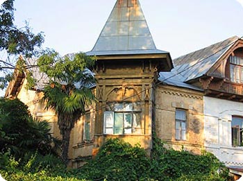 Villa und gruene Baeume in Sotschi