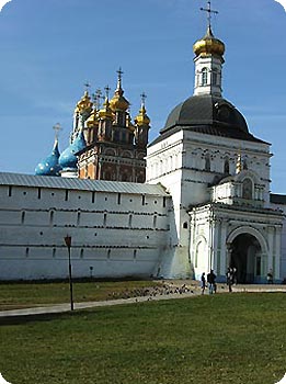 Weisse Mauer und Toreinfahrt ins Kloster